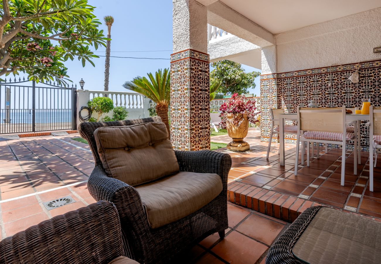 House in Rincón de la Victoria - WintowinRentals Beachfront House with Private Garden