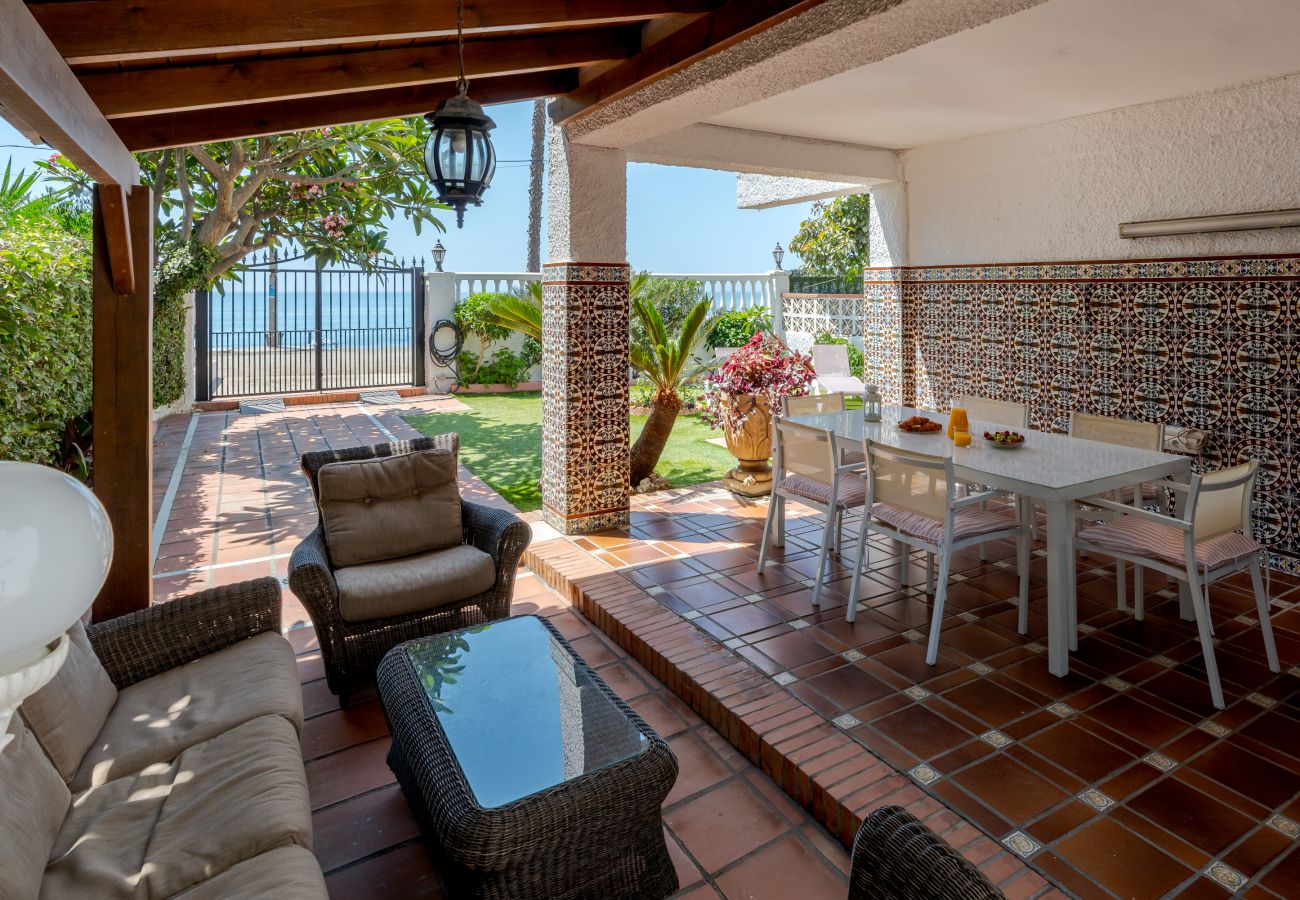 House in Rincón de la Victoria - WintowinRentals Beachfront House with Private Garden