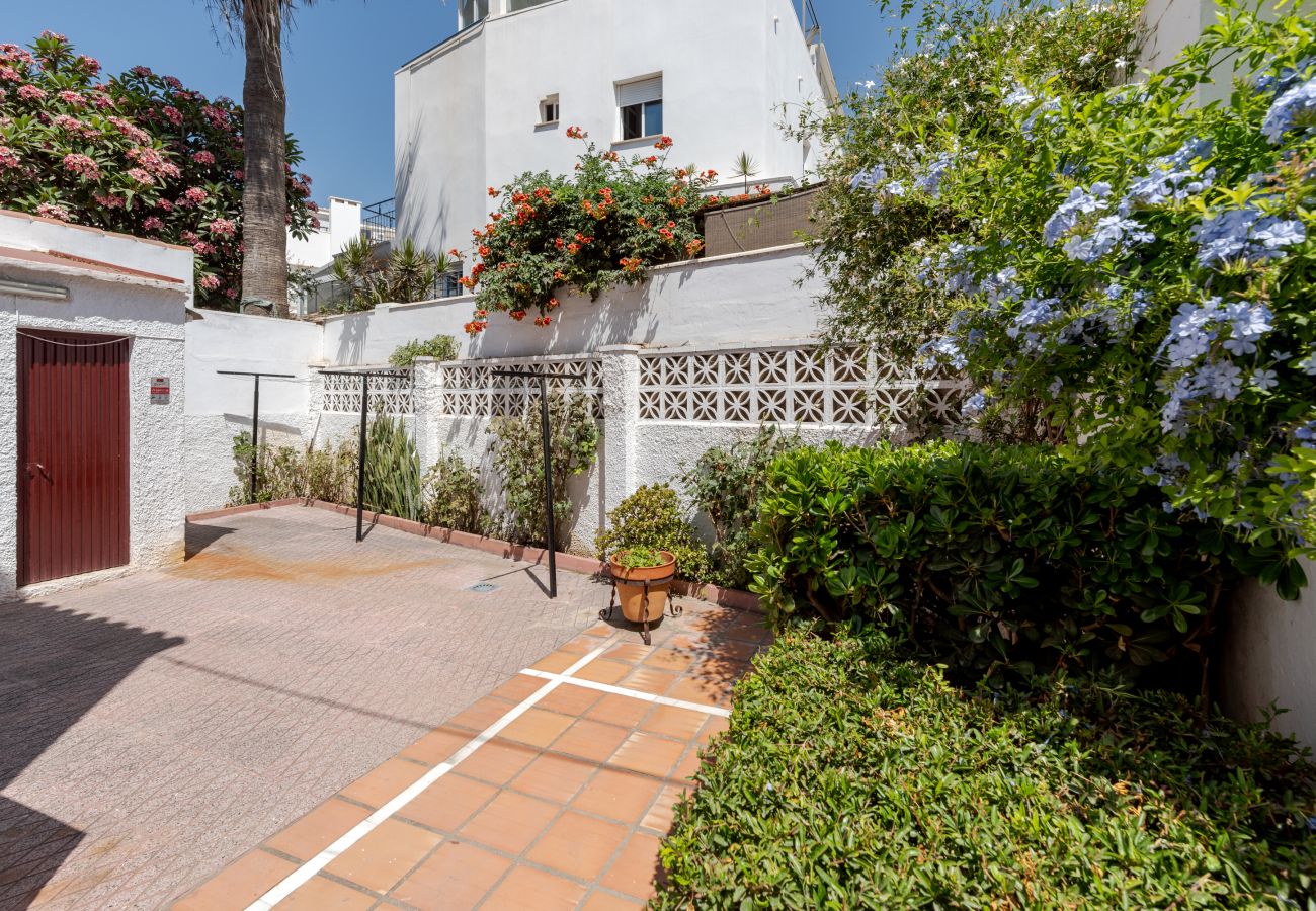 House in Rincón de la Victoria - WintowinRentals Beachfront House with Private Garden