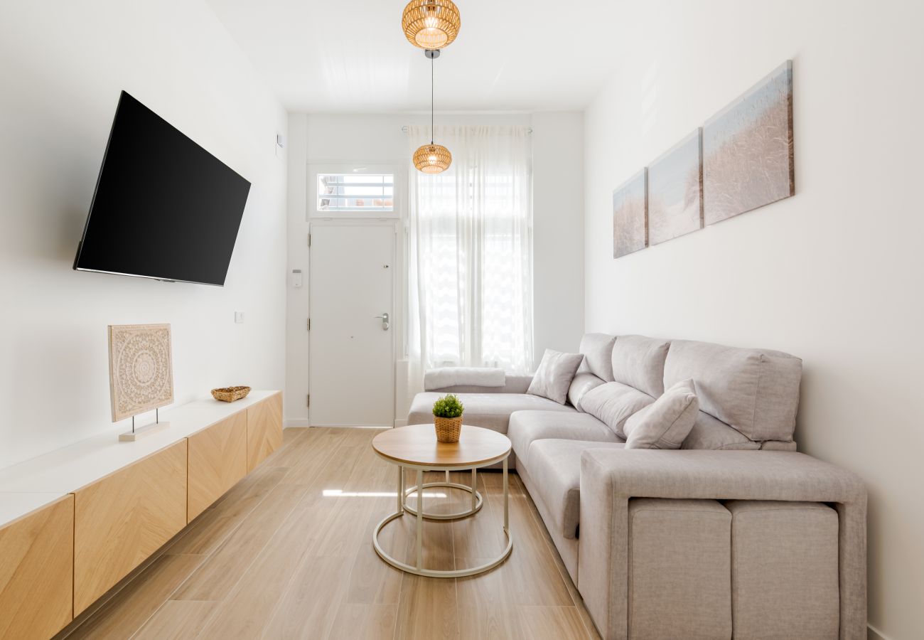 Apartment in Málaga - WintowinRentals Bright and Modern Apartment Near Huelin Beach