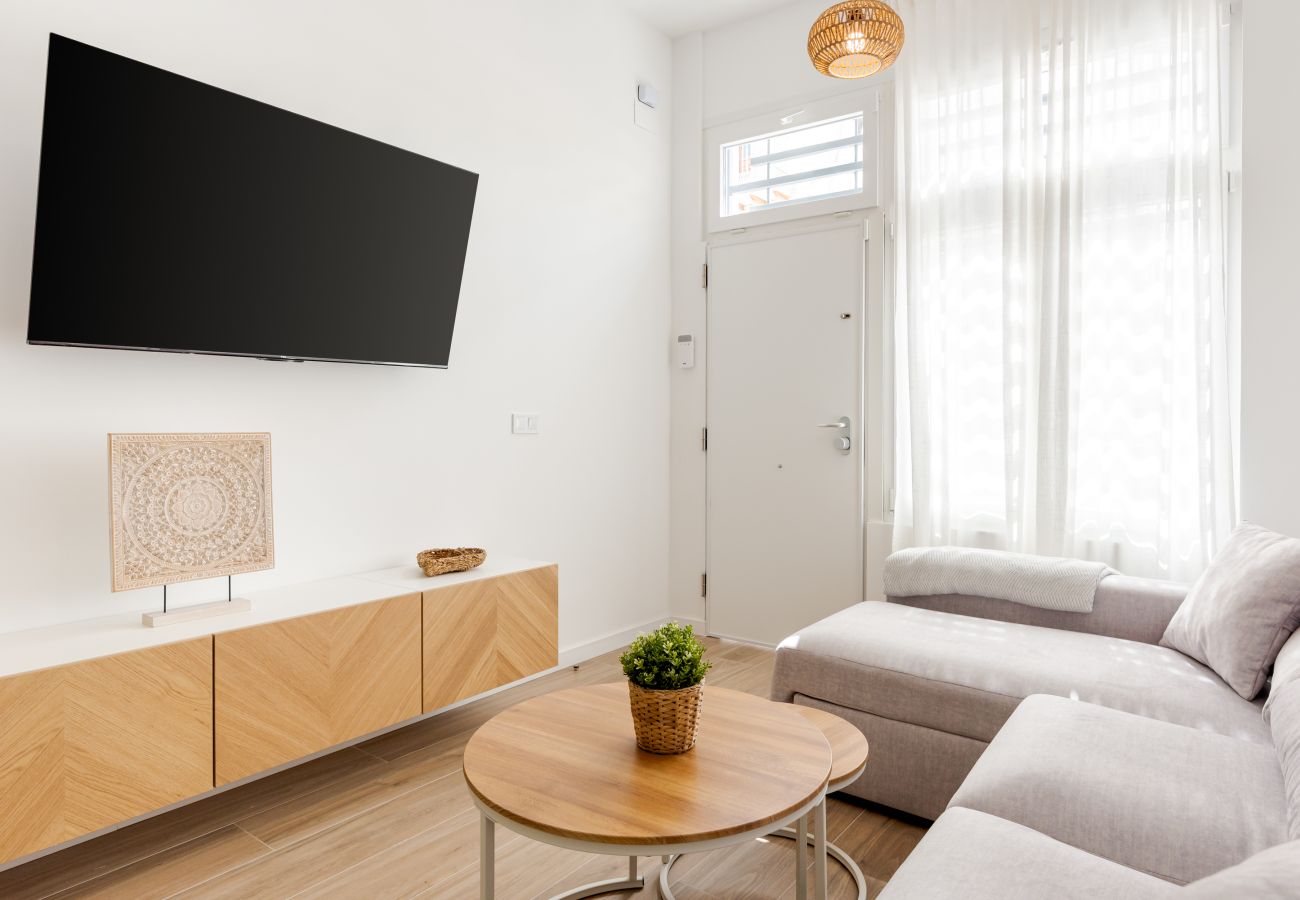 Apartment in Málaga - WintowinRentals Bright and Modern Apartment Near Huelin Beach