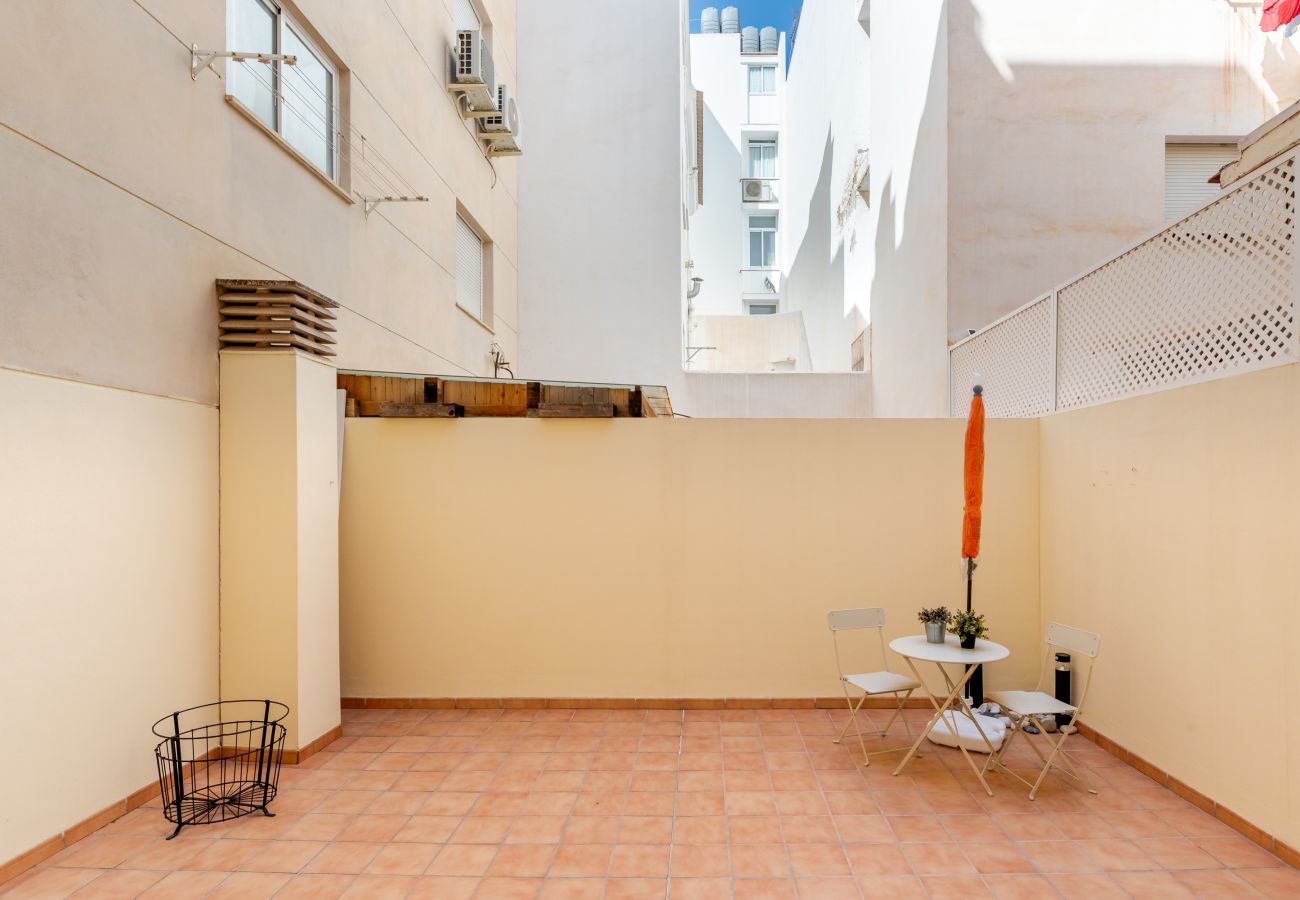 Apartment in Málaga - WintowinRentals Modern apartment with private indoor patio in Málaga