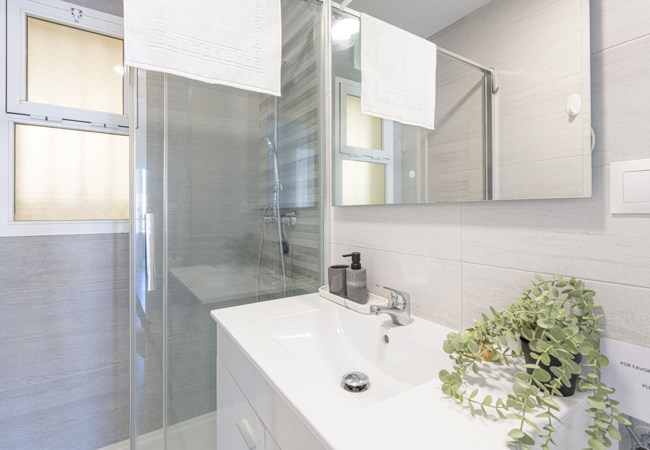 Apartment in Fuengirola - WintowinRentals Apartment with Stunning Sea and Mountain Views and Pool in Fuengirola