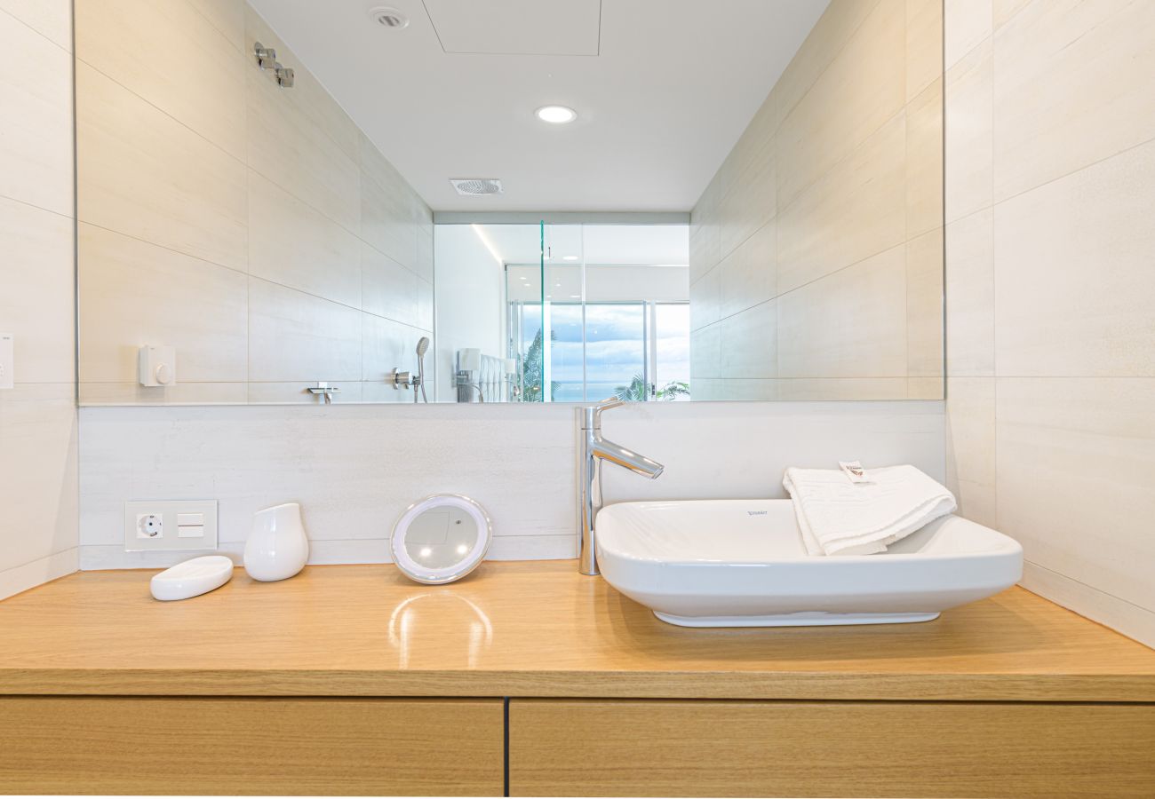 Apartment in Fuengirola - WintowinRentals Fuengirola Exclusive Sea View Apartment with Terrace, Pool and Parking