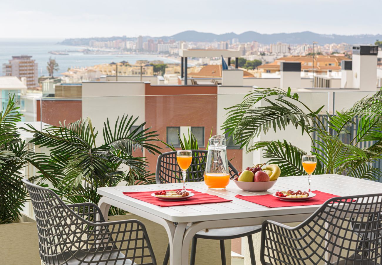 Apartment in Fuengirola - WintowinRentals Fuengirola Exclusive Sea View Apartment with Terrace, Pool and Parking
