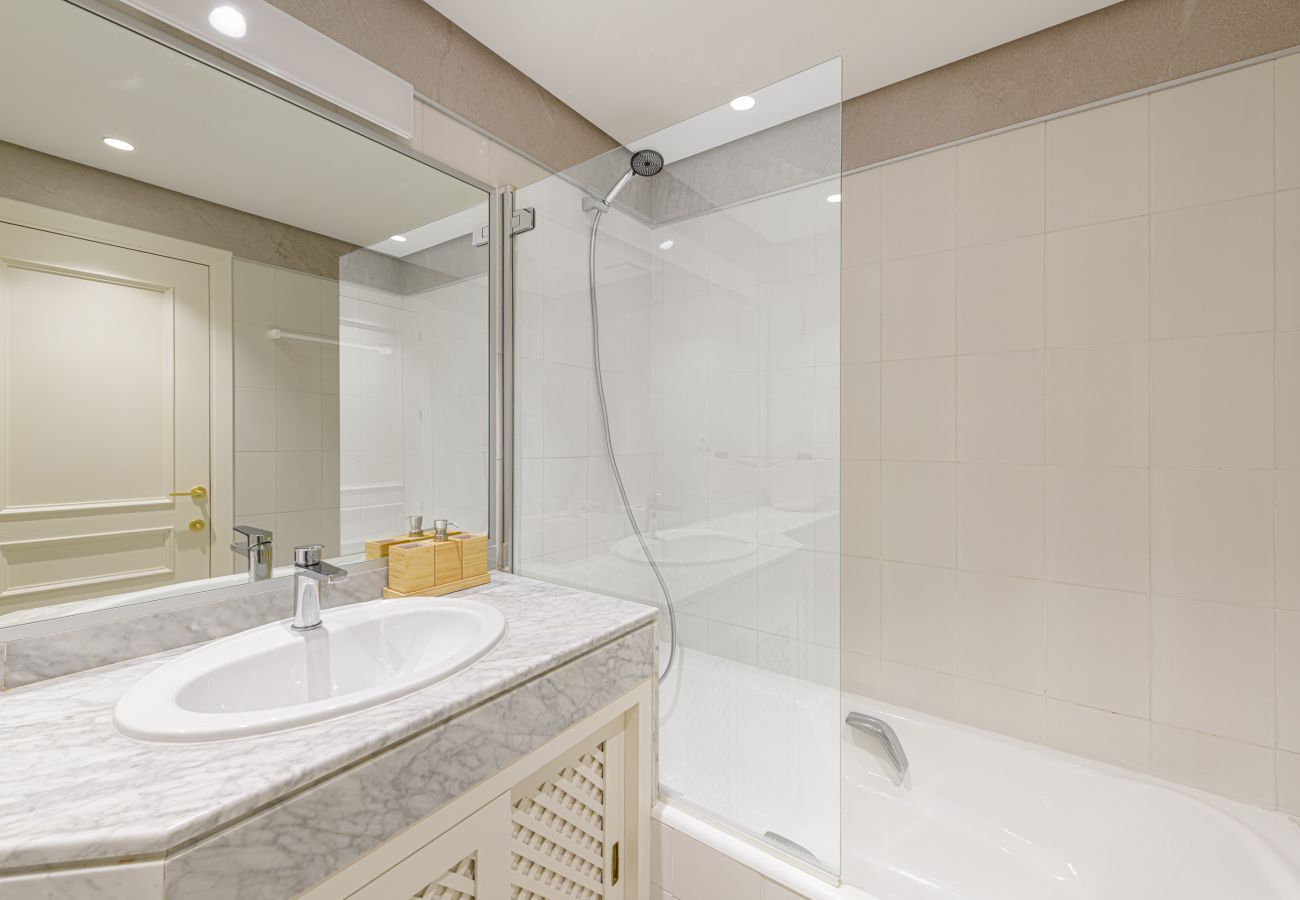 Apartment in Benalmádena - WintowinRentals Premium Apartment with Terrace and Stunning Views in Puerto Marina