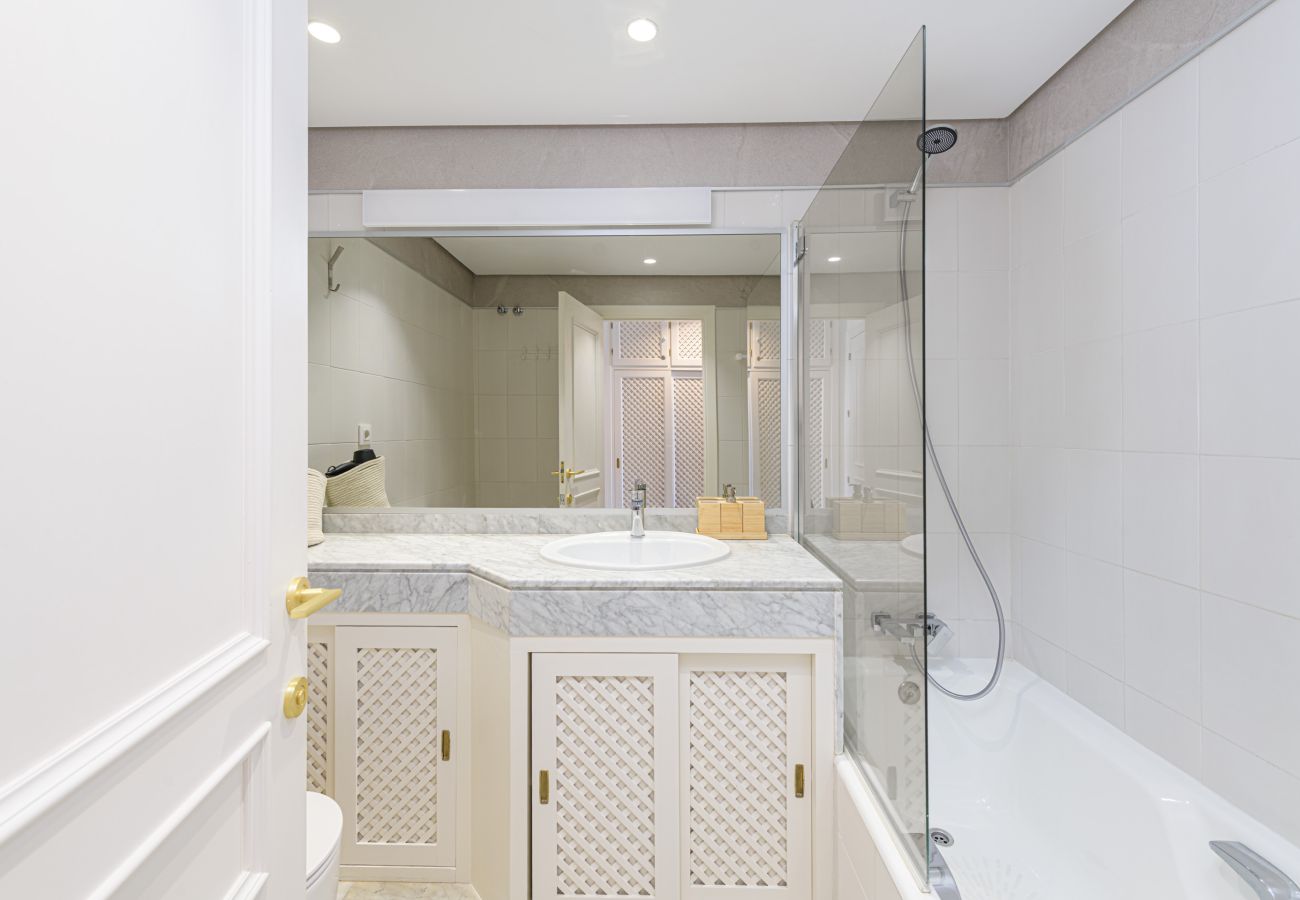 Apartment in Benalmádena - WintowinRentals Premium Apartment with Terrace and Stunning Views in Puerto Marina