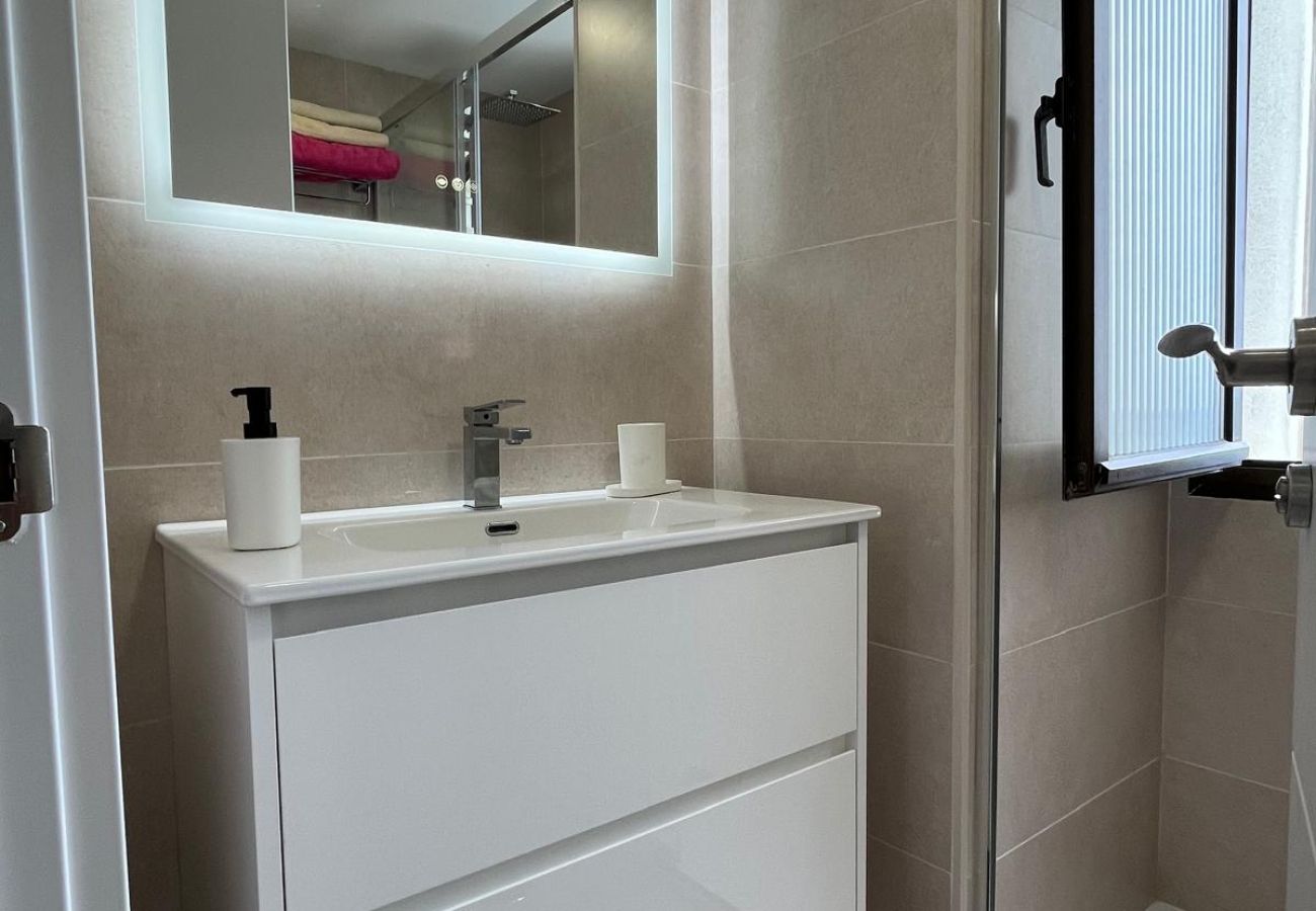 Apartment in Torremolinos - WintowinRentals Newly Renovated Private Suite Beachfront & Steps to the Marina
