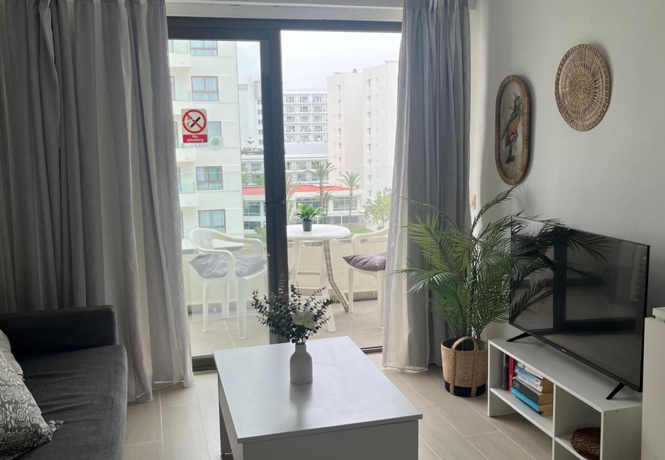 Apartment in Torremolinos - WintowinRentals Newly Renovated Private Suite Beachfront & Steps to the Marina