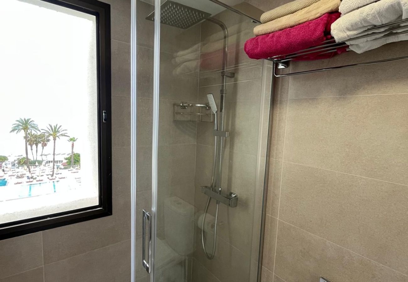 Apartment in Torremolinos - WintowinRentals Newly Renovated Private Suite Beachfront & Steps to the Marina