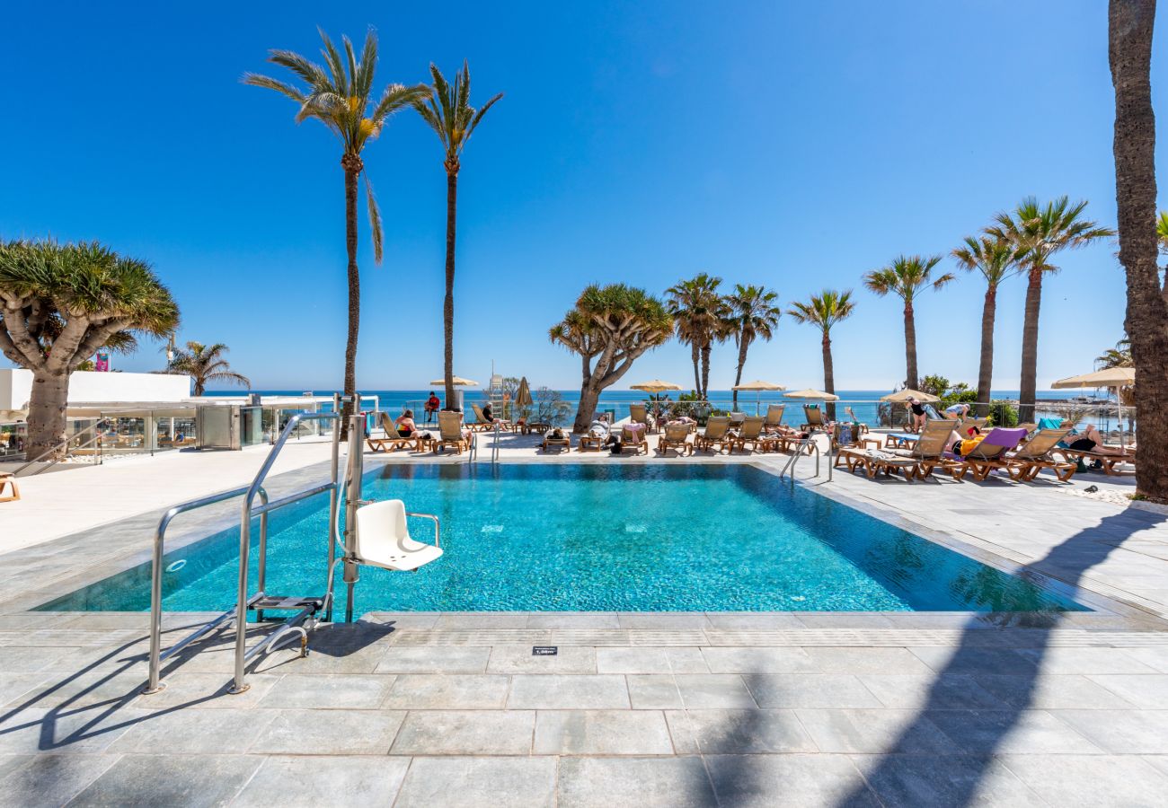 Apartment in Torremolinos - WintowinRentals Newly Renovated Private Suite Beachfront & Steps to the Marina