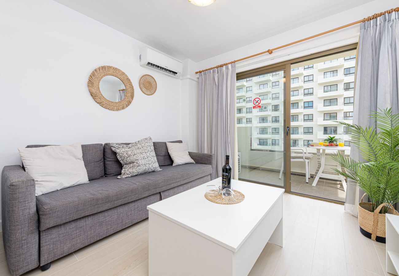 Apartment in Torremolinos - WintowinRentals Newly Renovated Private Suite Beachfront & Steps to the Marina