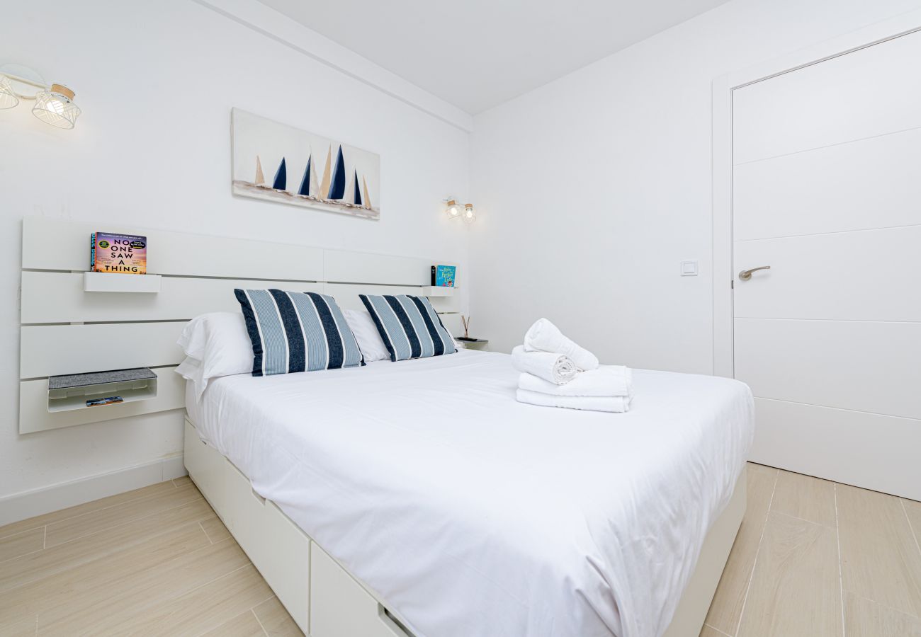 Apartment in Torremolinos - WintowinRentals Newly Renovated Private Suite Beachfront & Steps to the Marina