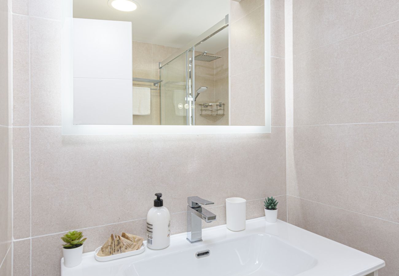 Apartment in Torremolinos - WintowinRentals Newly Renovated Private Suite Beachfront & Steps to the Marina