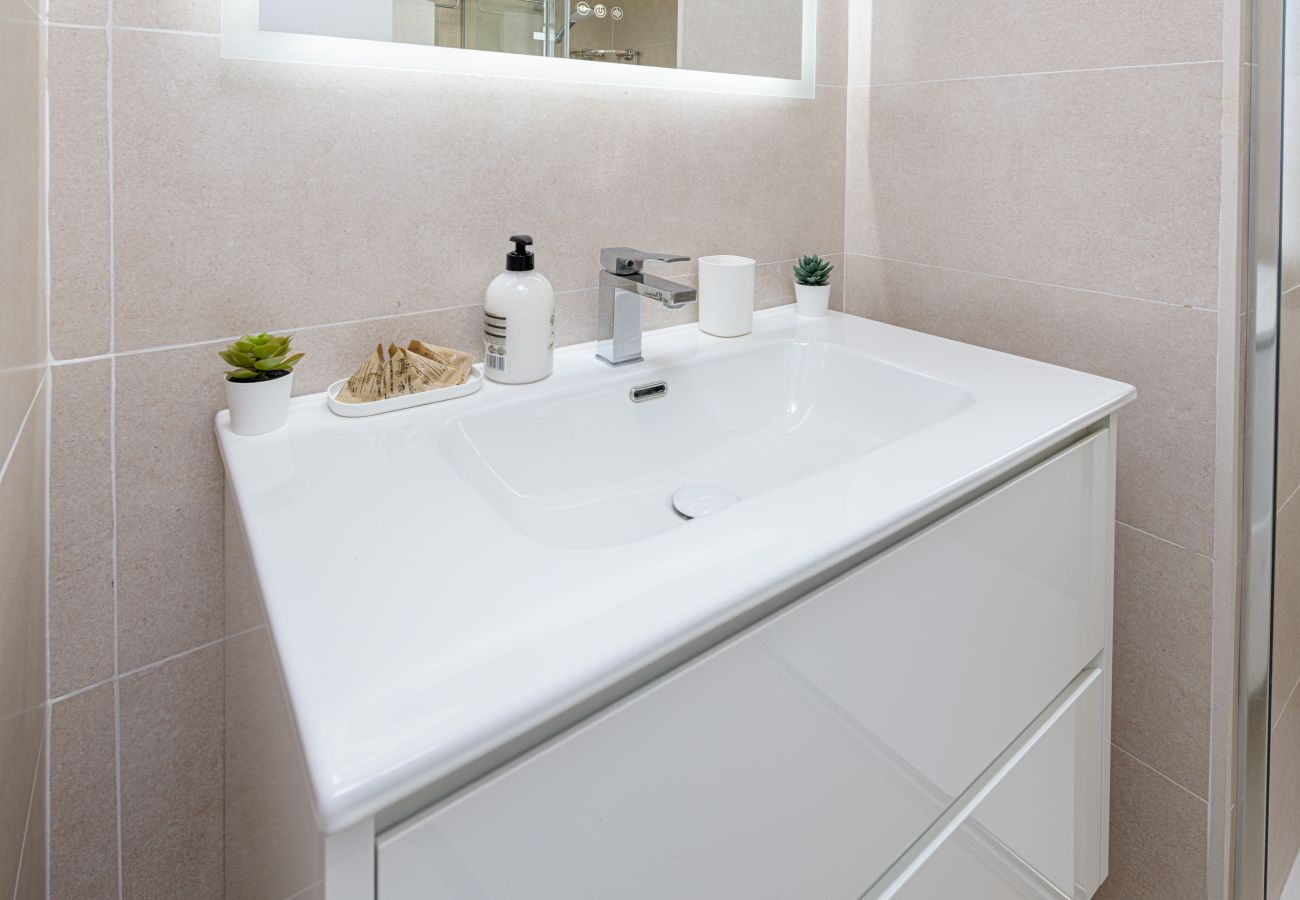 Apartment in Torremolinos - WintowinRentals Newly Renovated Private Suite Beachfront & Steps to the Marina