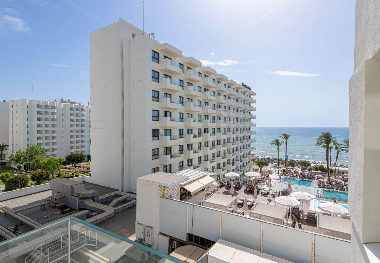 Apartment in Torremolinos - WintowinRentals Newly Renovated Private Suite Beachfront & Steps to the Marina