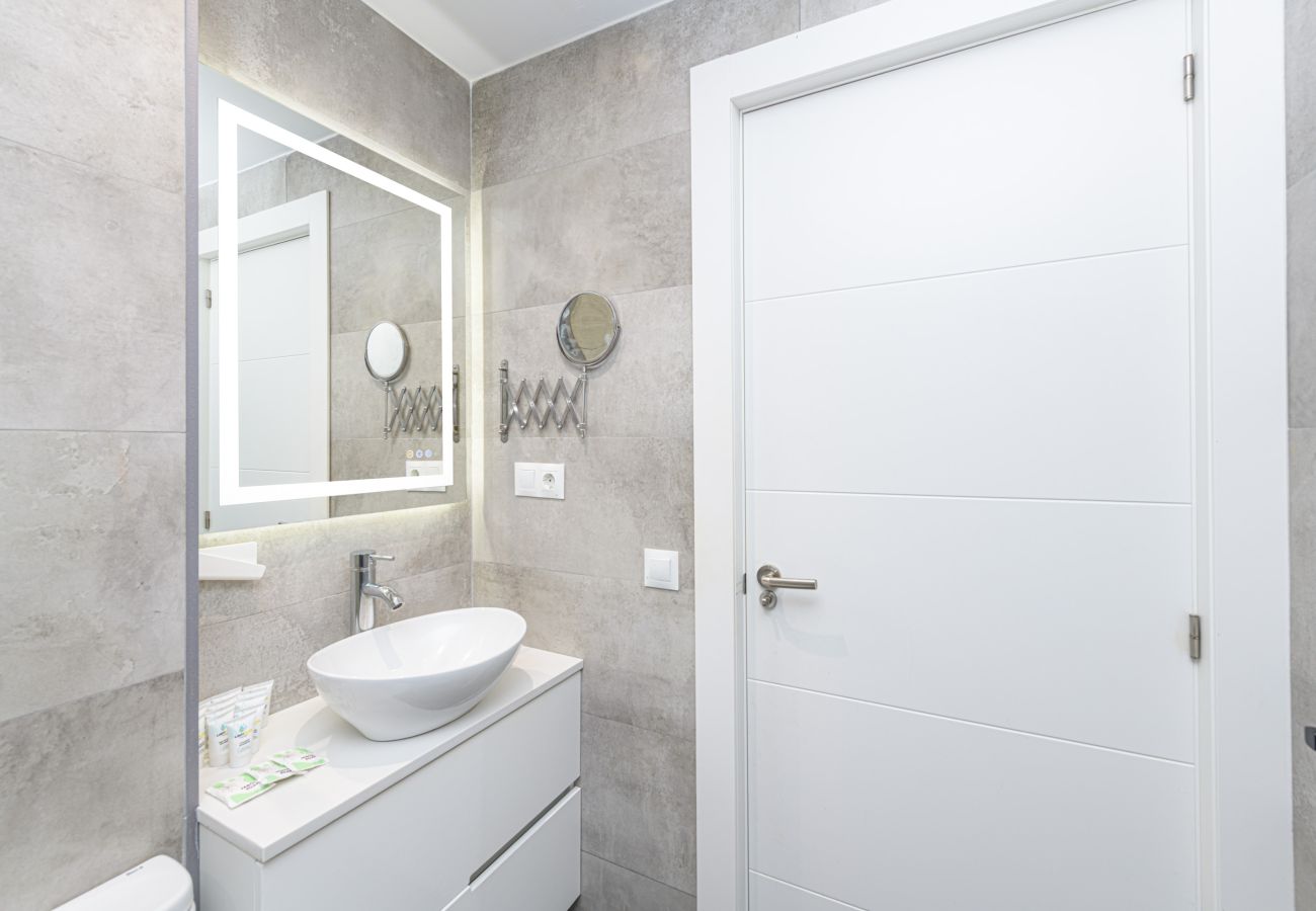 Apartment in Málaga - WintowinRentals Luxury Apartment with Sea Views in La Malagueta