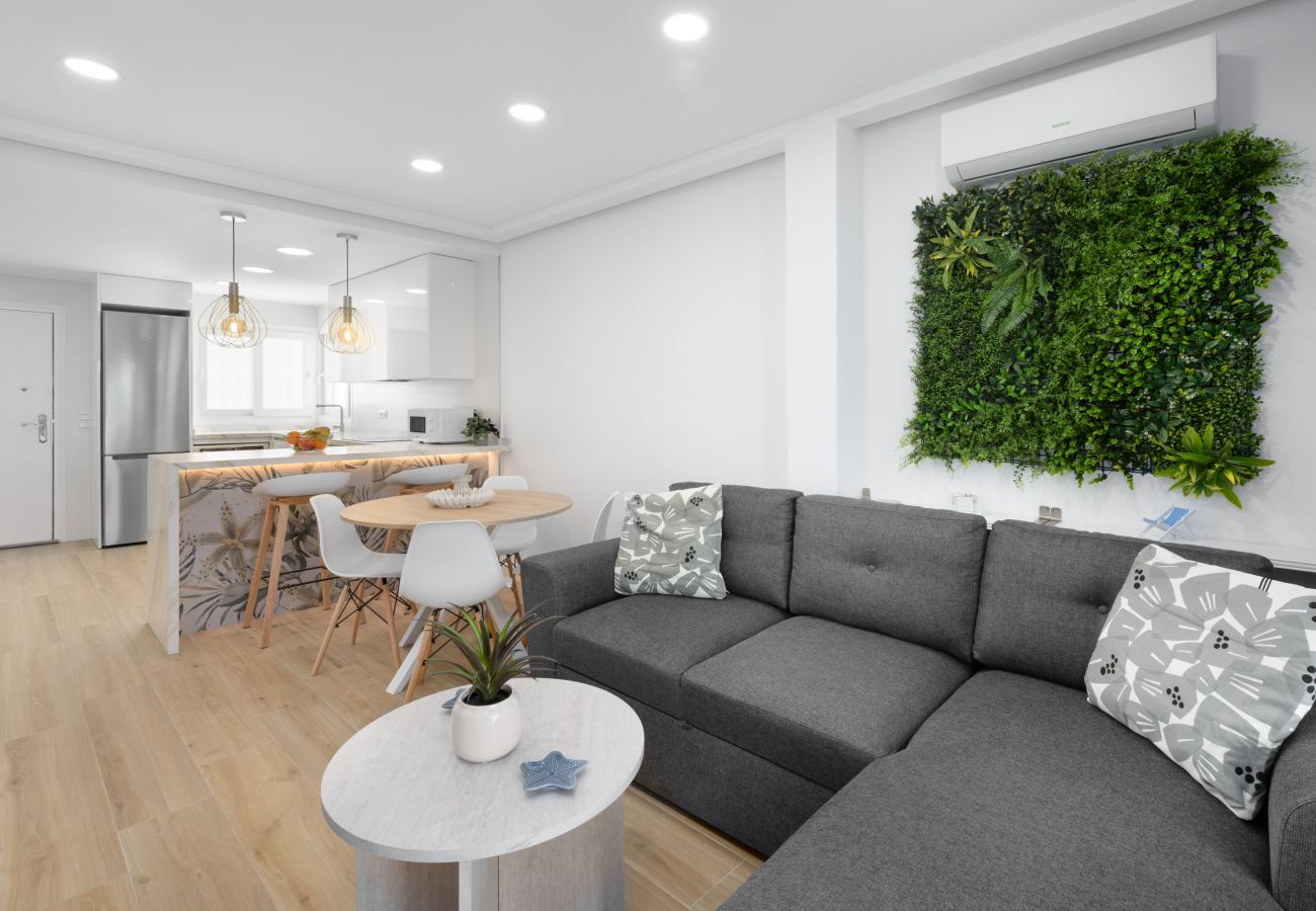 House in Rincón de la Victoria - WintowinRentals First-Line Beach House with Terrace