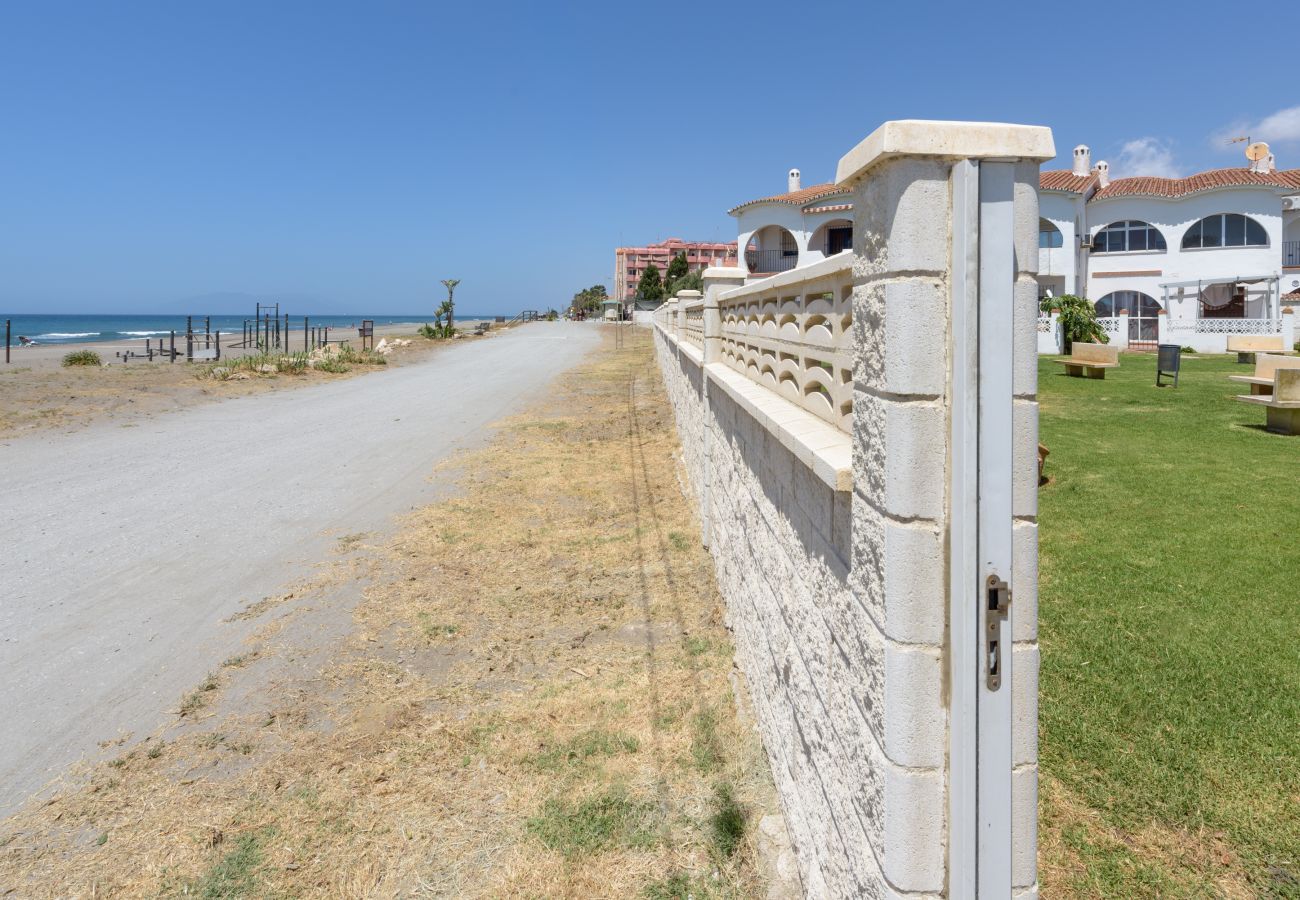 House in Rincón de la Victoria - WintowinRentals First-Line Beach House with Terrace