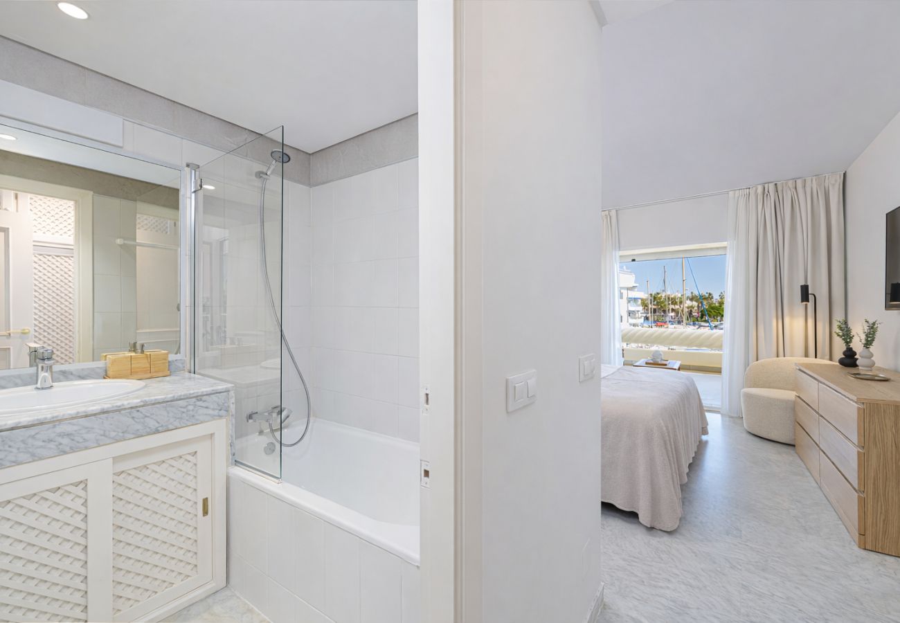 Appartement à Benalmádena - WintowinRentals Appartement Premium avec Terrasse et Vue Imprenable à Puerto Marina