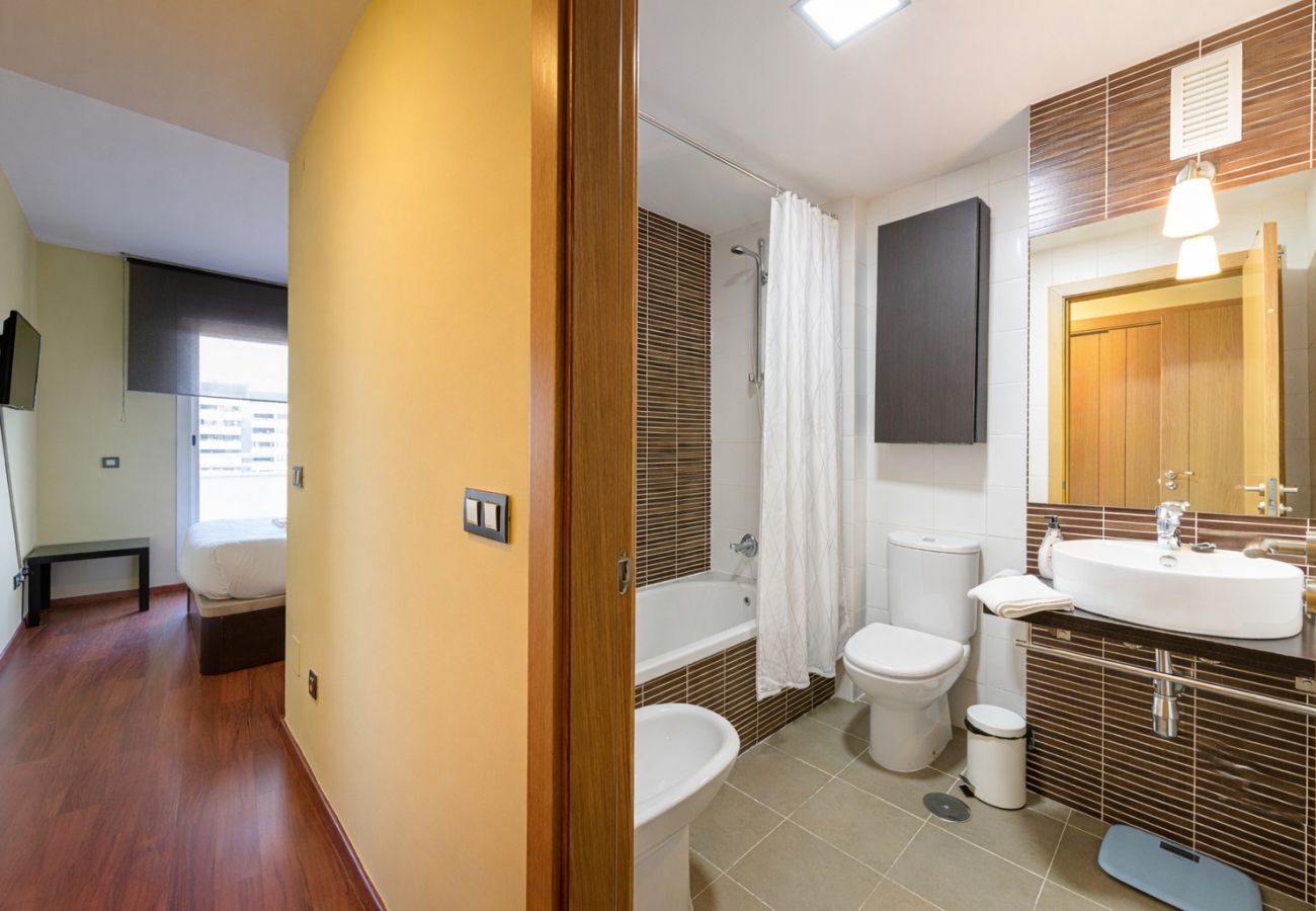 Appartement à Malaga - WintowinRentals SkyView Teatinos: Terrace, Bright & Open Views
