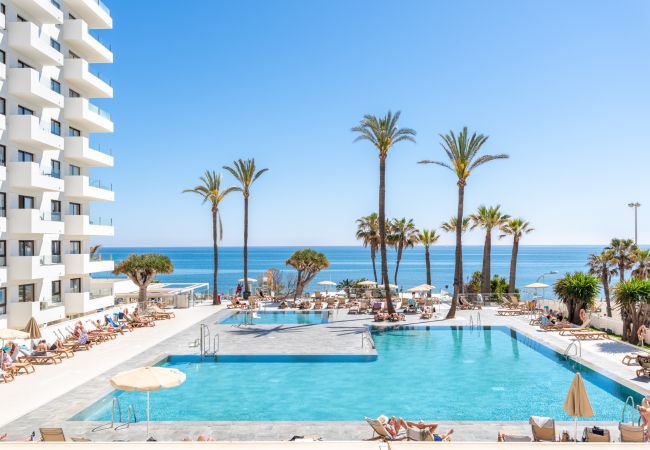 Appartement à Torremolinos - WintowinRentals Newly Renovated Private Suite Beachfront & Steps to the Marina