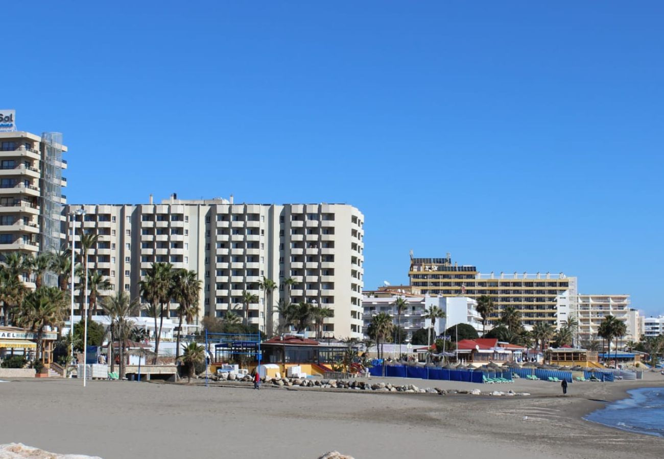 Appartement à Torremolinos - WintowinRentals Newly Renovated Private Suite Beachfront & Steps to the Marina