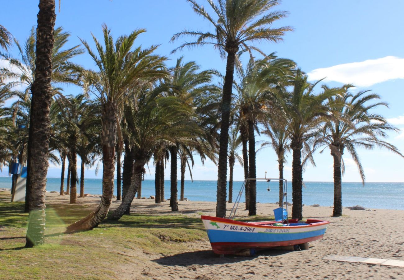 Appartement à Torremolinos - WintowinRentals Newly Renovated Private Suite Beachfront & Steps to the Marina