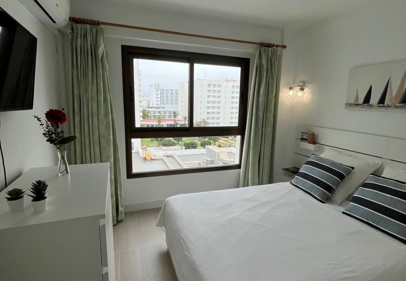 Appartement à Torremolinos - WintowinRentals Newly Renovated Private Suite Beachfront & Steps to the Marina