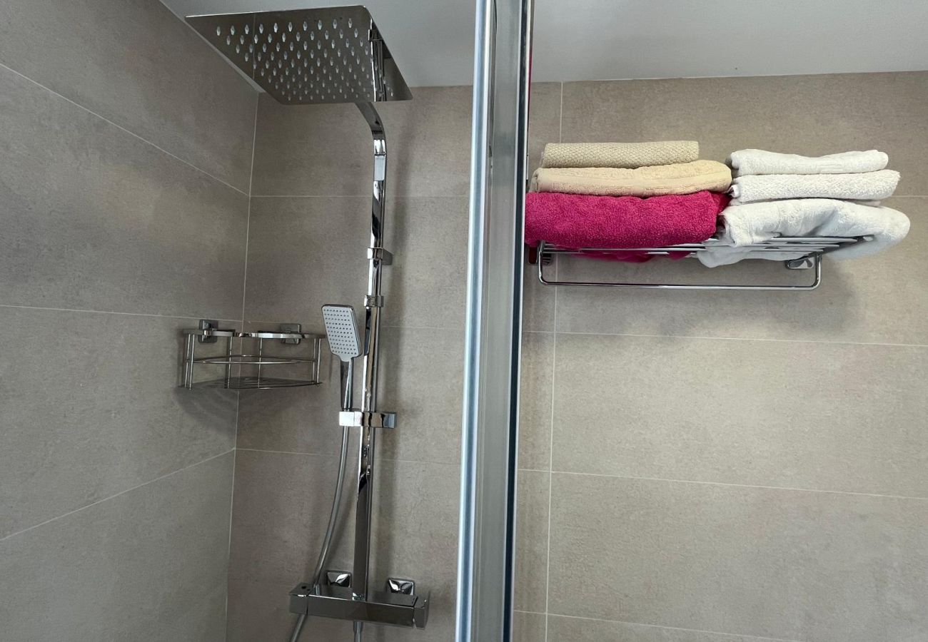 Appartement à Torremolinos - WintowinRentals Newly Renovated Private Suite Beachfront & Steps to the Marina