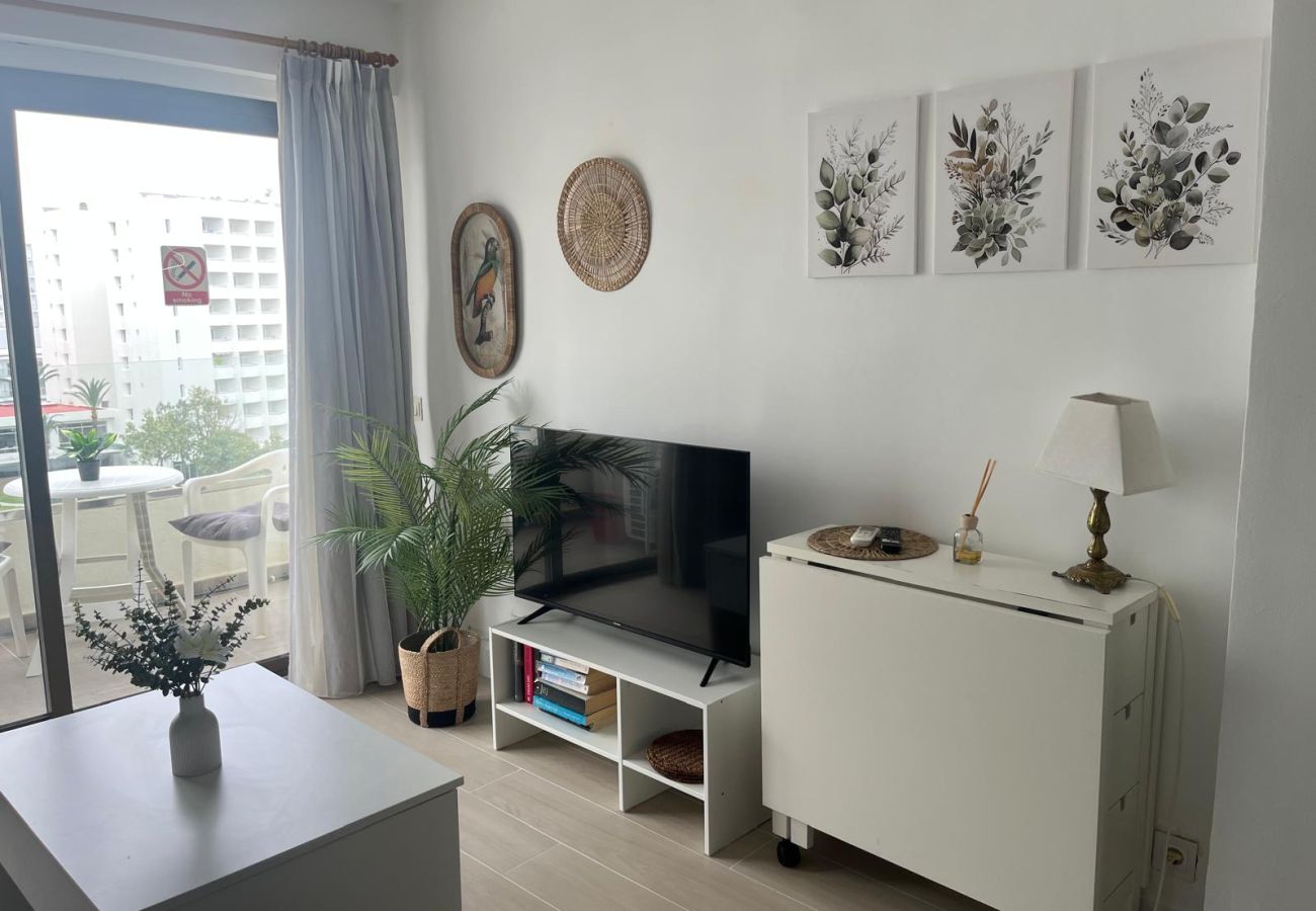Appartement à Torremolinos - WintowinRentals Newly Renovated Private Suite Beachfront & Steps to the Marina