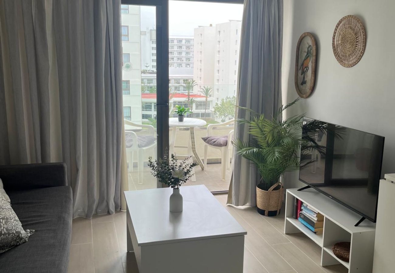 Appartement à Torremolinos - WintowinRentals Newly Renovated Private Suite Beachfront & Steps to the Marina