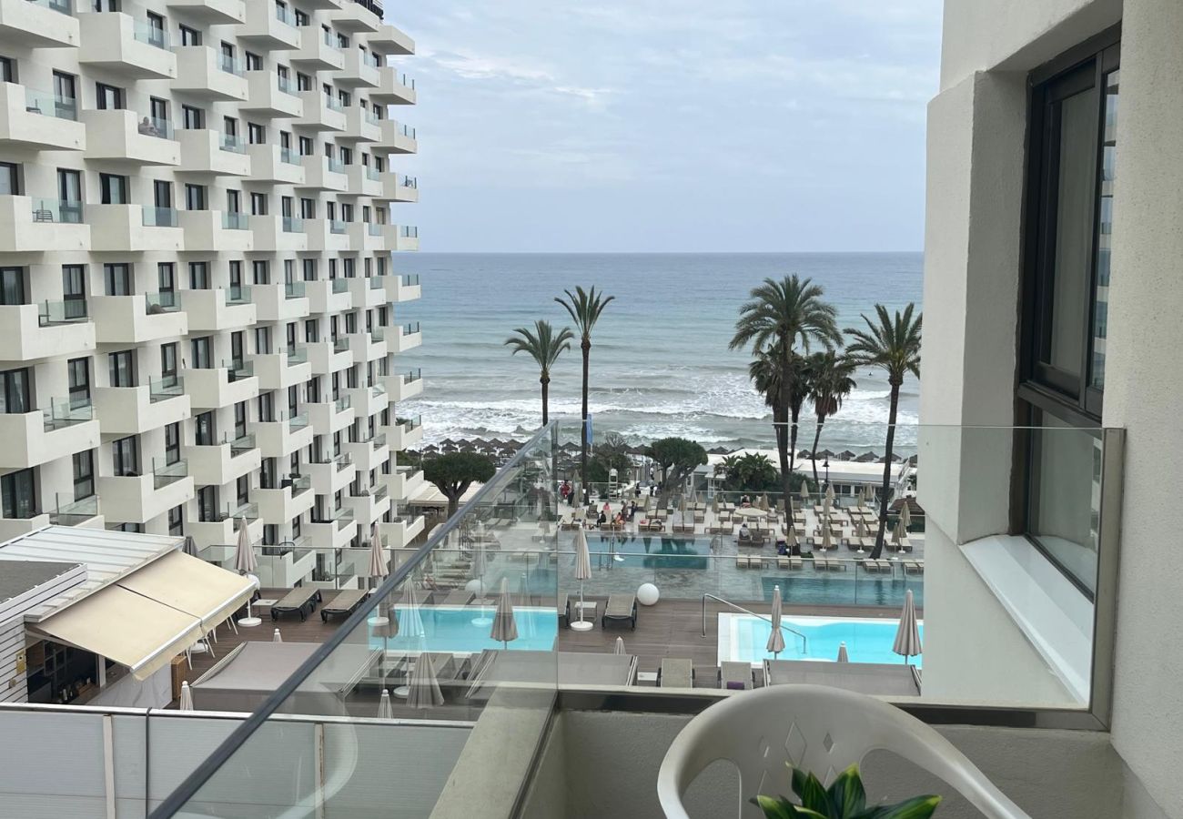 Appartement à Torremolinos - WintowinRentals Newly Renovated Private Suite Beachfront & Steps to the Marina