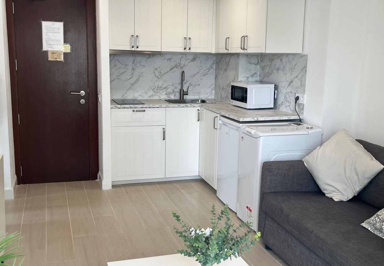Appartement à Torremolinos - WintowinRentals Newly Renovated Private Suite Beachfront & Steps to the Marina