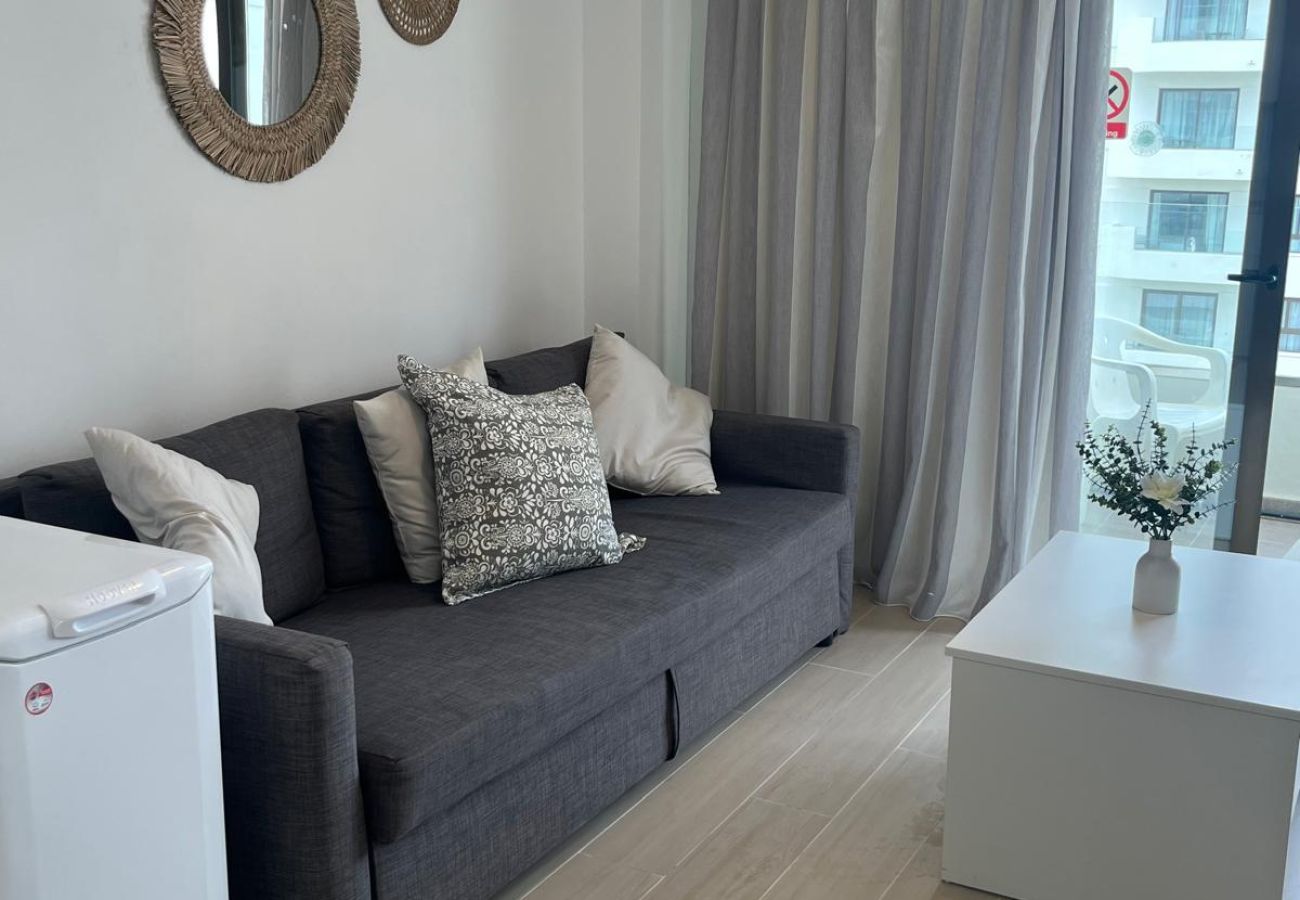 Appartement à Torremolinos - WintowinRentals Newly Renovated Private Suite Beachfront & Steps to the Marina