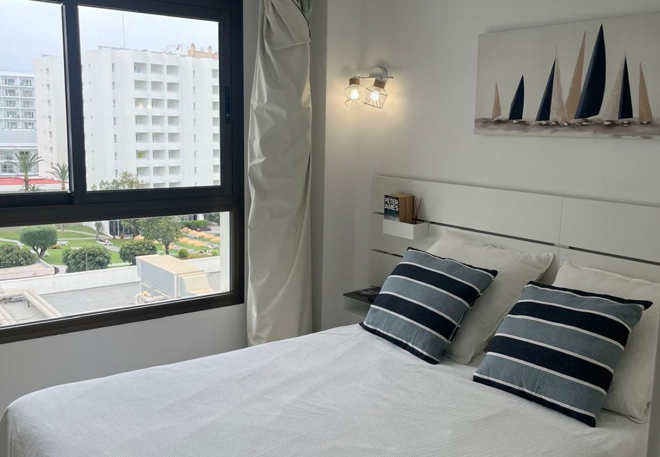 Appartement à Torremolinos - WintowinRentals Newly Renovated Private Suite Beachfront & Steps to the Marina