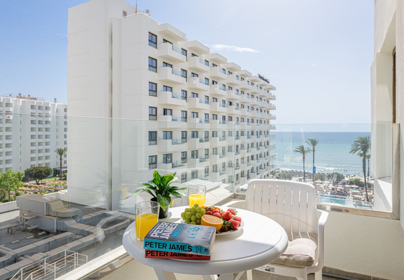 Appartement à Torremolinos - WintowinRentals Newly Renovated Private Suite Beachfront & Steps to the Marina