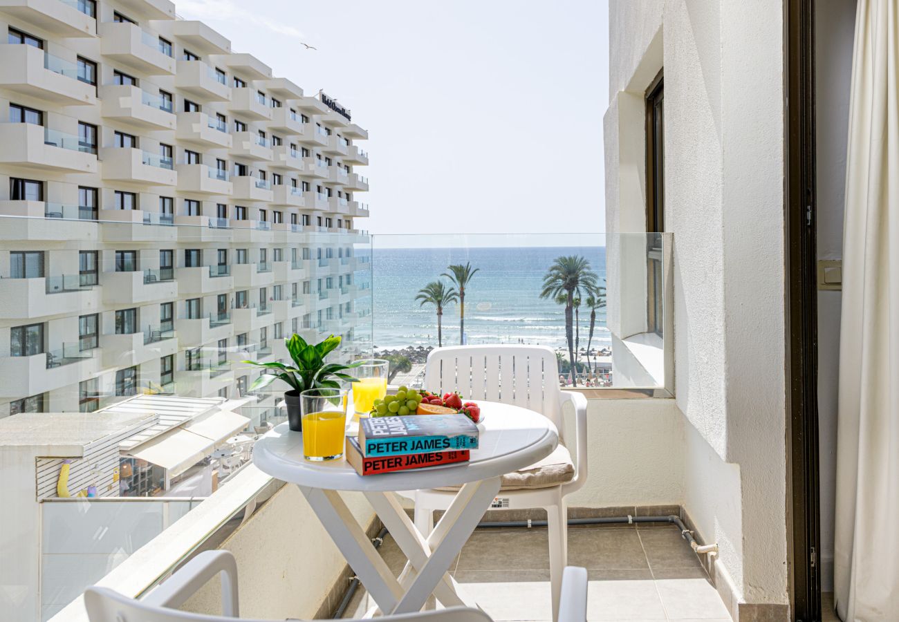 Appartement à Torremolinos - WintowinRentals Newly Renovated Private Suite Beachfront & Steps to the Marina