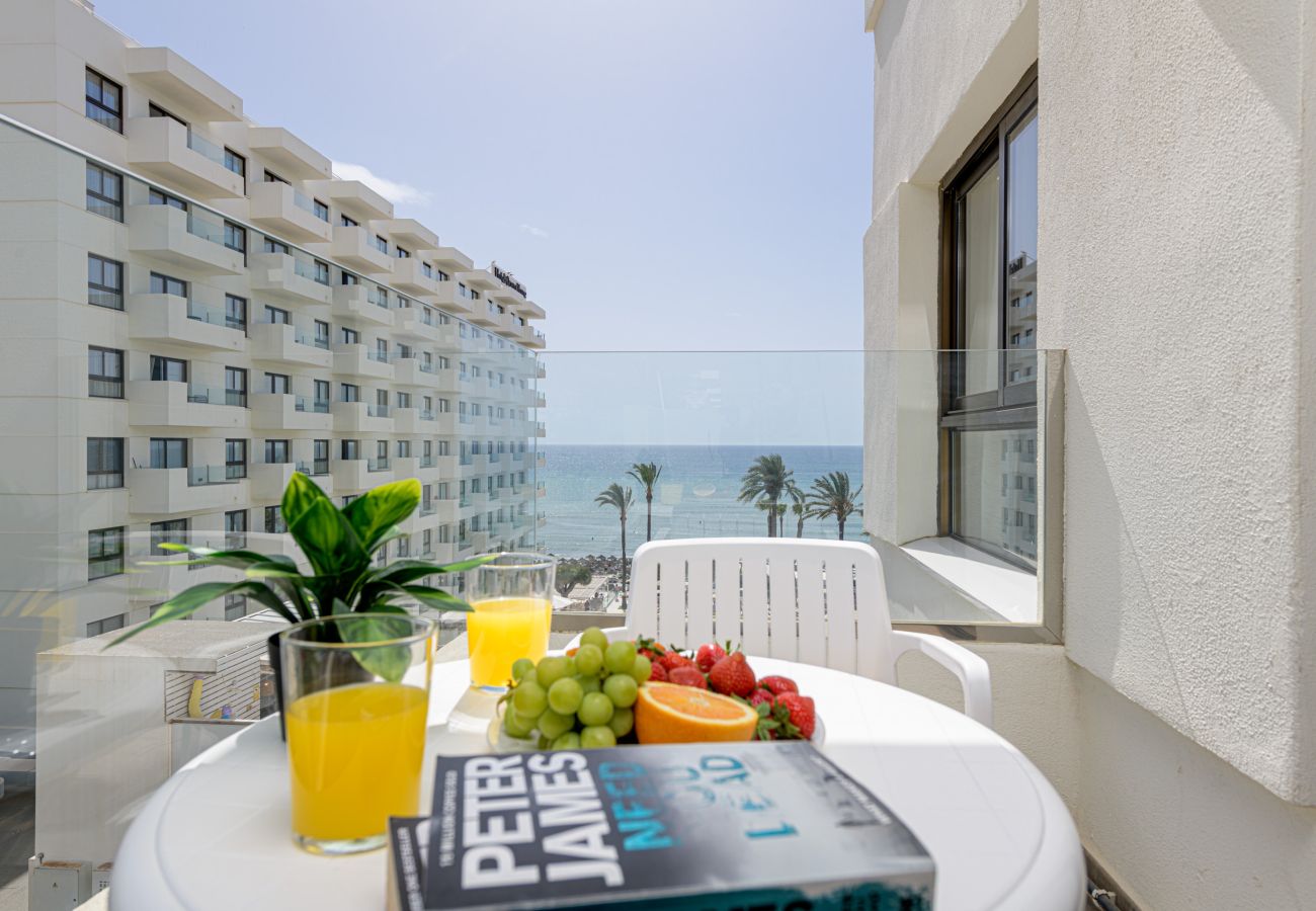 Appartement à Torremolinos - WintowinRentals Newly Renovated Private Suite Beachfront & Steps to the Marina