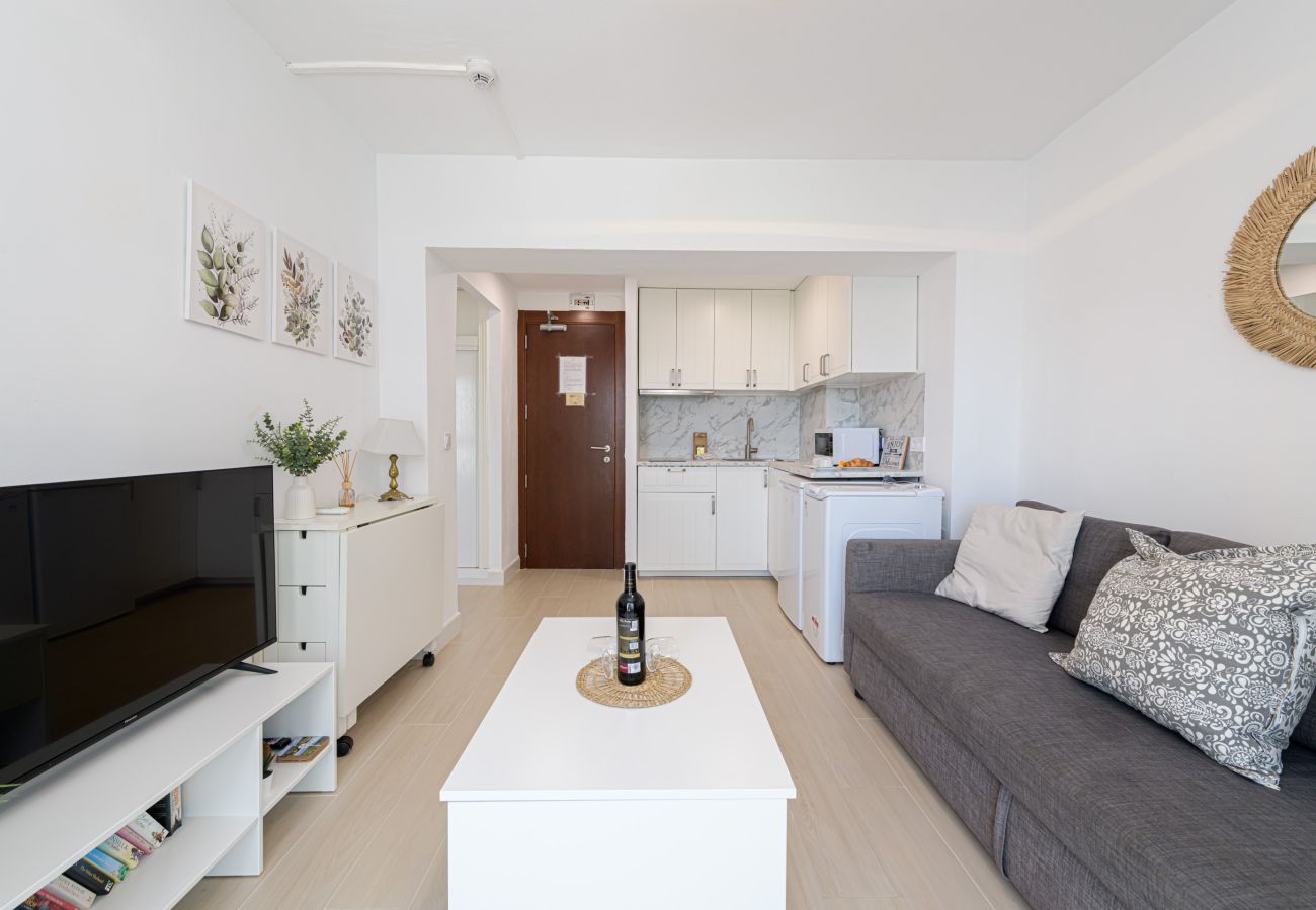 Appartement à Torremolinos - WintowinRentals Newly Renovated Private Suite Beachfront & Steps to the Marina