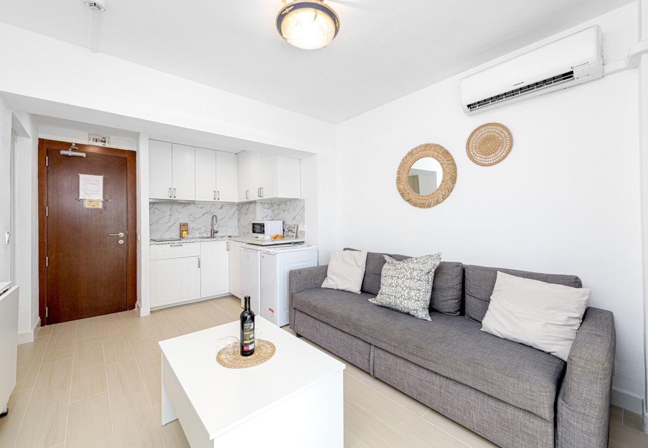 Appartement à Torremolinos - WintowinRentals Newly Renovated Private Suite Beachfront & Steps to the Marina