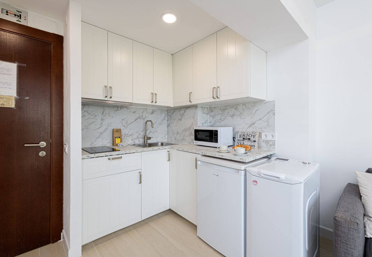Appartement à Torremolinos - WintowinRentals Newly Renovated Private Suite Beachfront & Steps to the Marina