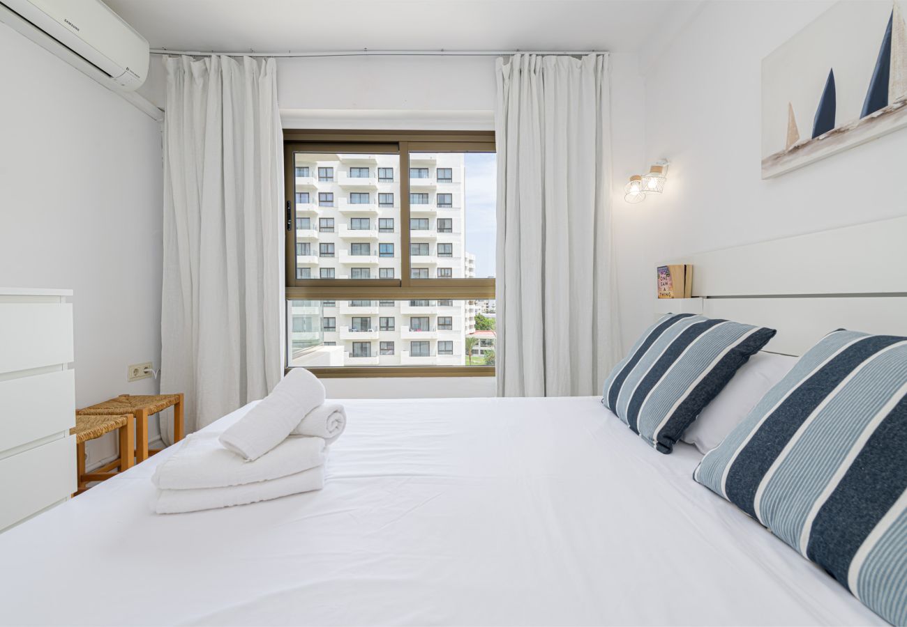 Appartement à Torremolinos - WintowinRentals Newly Renovated Private Suite Beachfront & Steps to the Marina