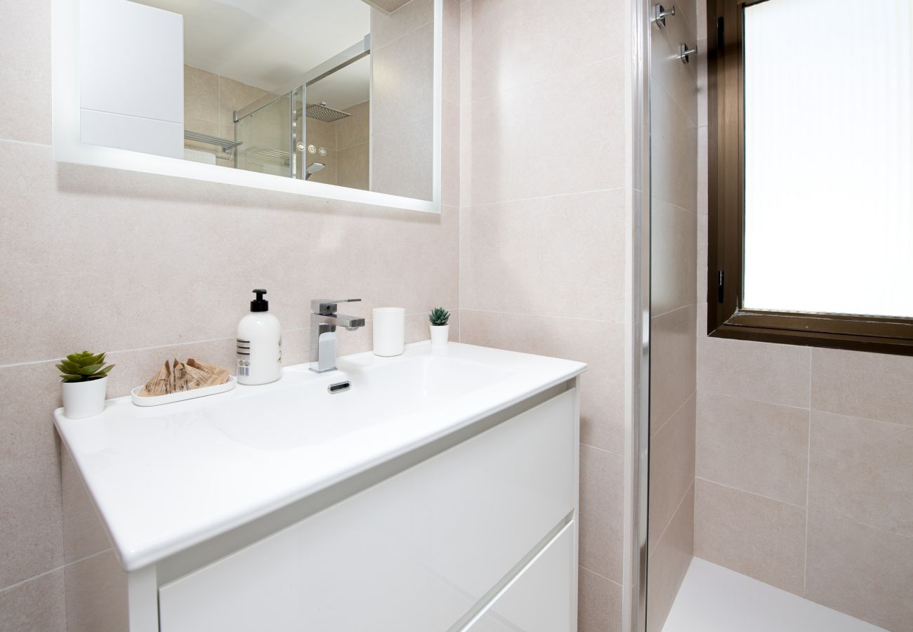 Appartement à Torremolinos - WintowinRentals Newly Renovated Private Suite Beachfront & Steps to the Marina