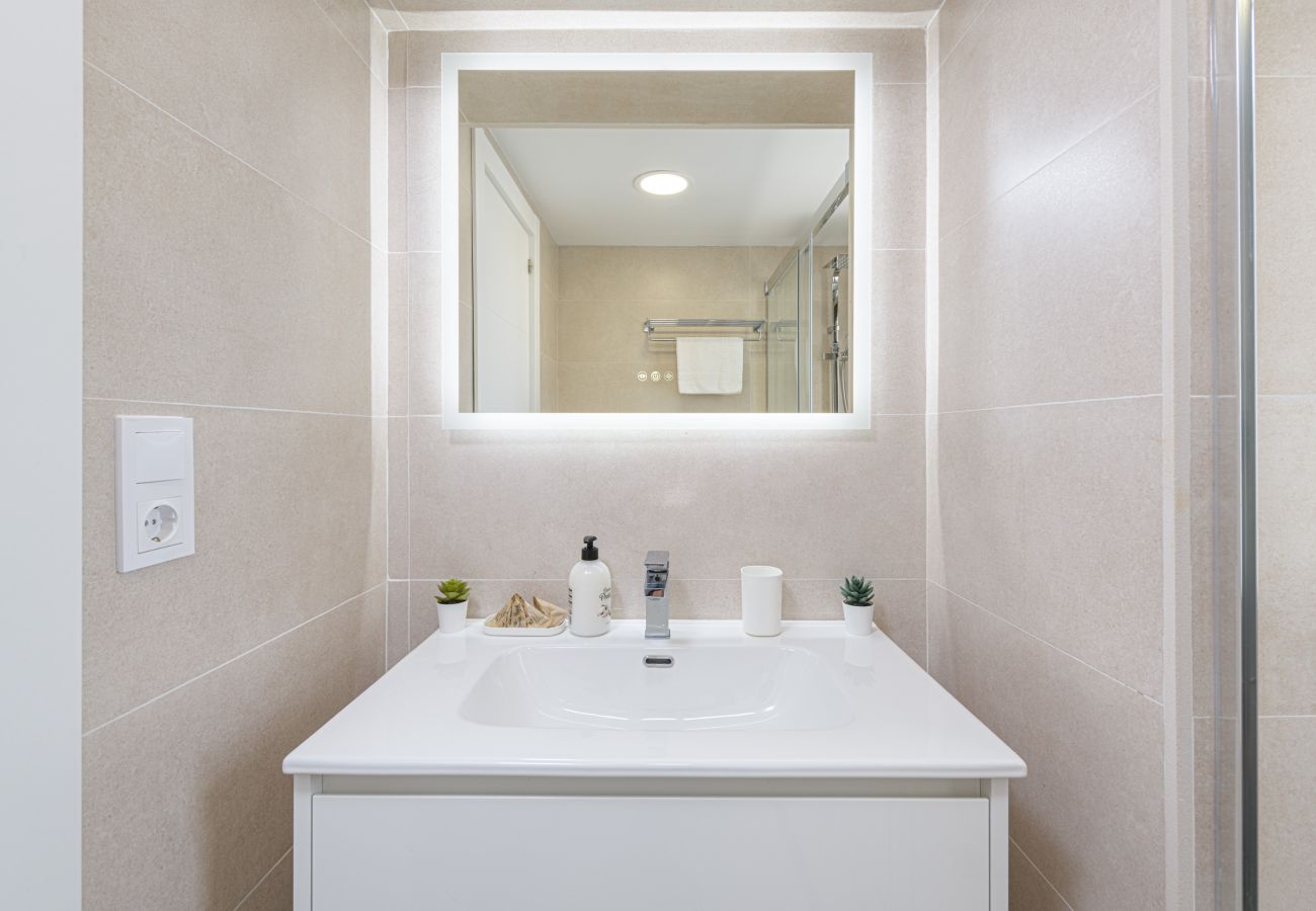 Appartement à Torremolinos - WintowinRentals Newly Renovated Private Suite Beachfront & Steps to the Marina