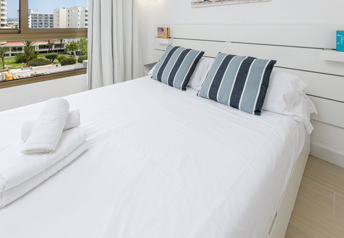 Appartement à Torremolinos - WintowinRentals Newly Renovated Private Suite Beachfront & Steps to the Marina