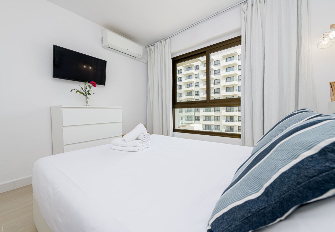 Appartement à Torremolinos - WintowinRentals Newly Renovated Private Suite Beachfront & Steps to the Marina